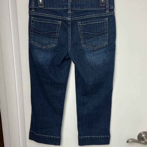 32. WHBM NOIR Cropped Denim Jeans, Sz 2, 99% cotton 1% Spandex, Distressed Marks - Picture 6 of 12